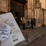 Journée du patrimoine dijon : ticket en main devant le Palais des Ducs