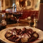 Brasserie des halles Dijon : assiette d’œufs meurette et verre de Bourgogne