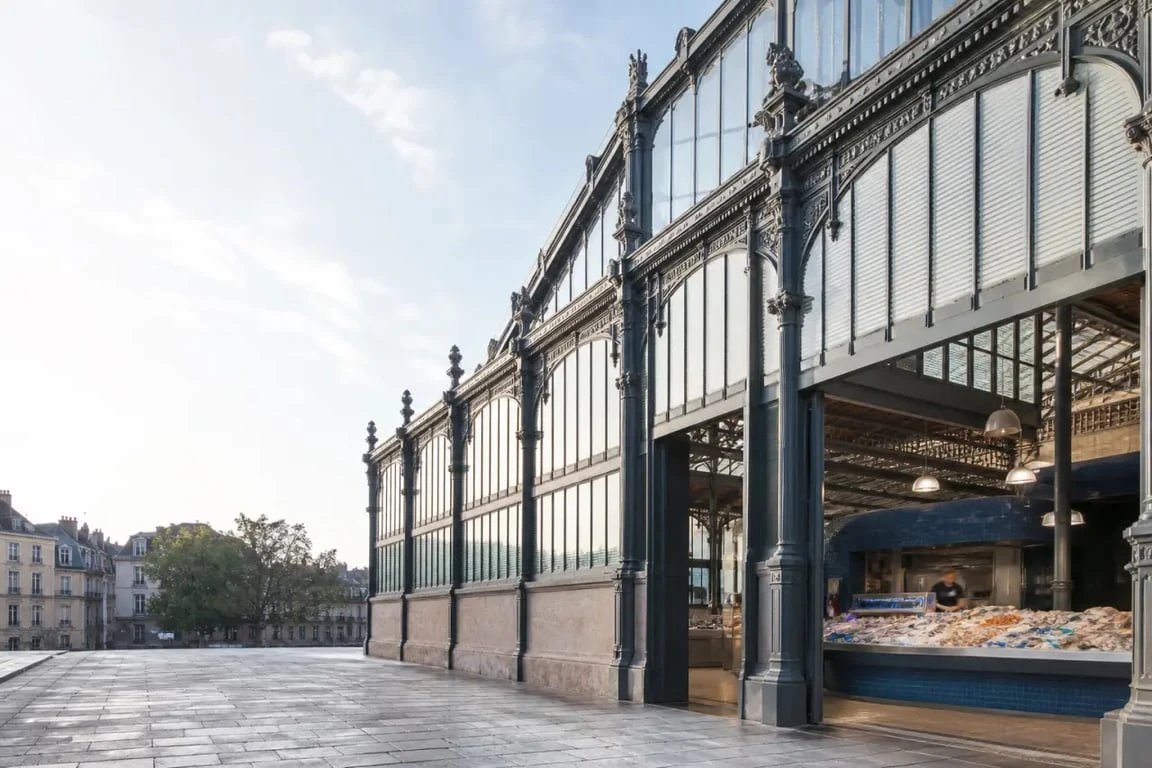 Poissonnerie Dijon Les Halles aux Halles centrales de Dijon avec un étal de poissons frais