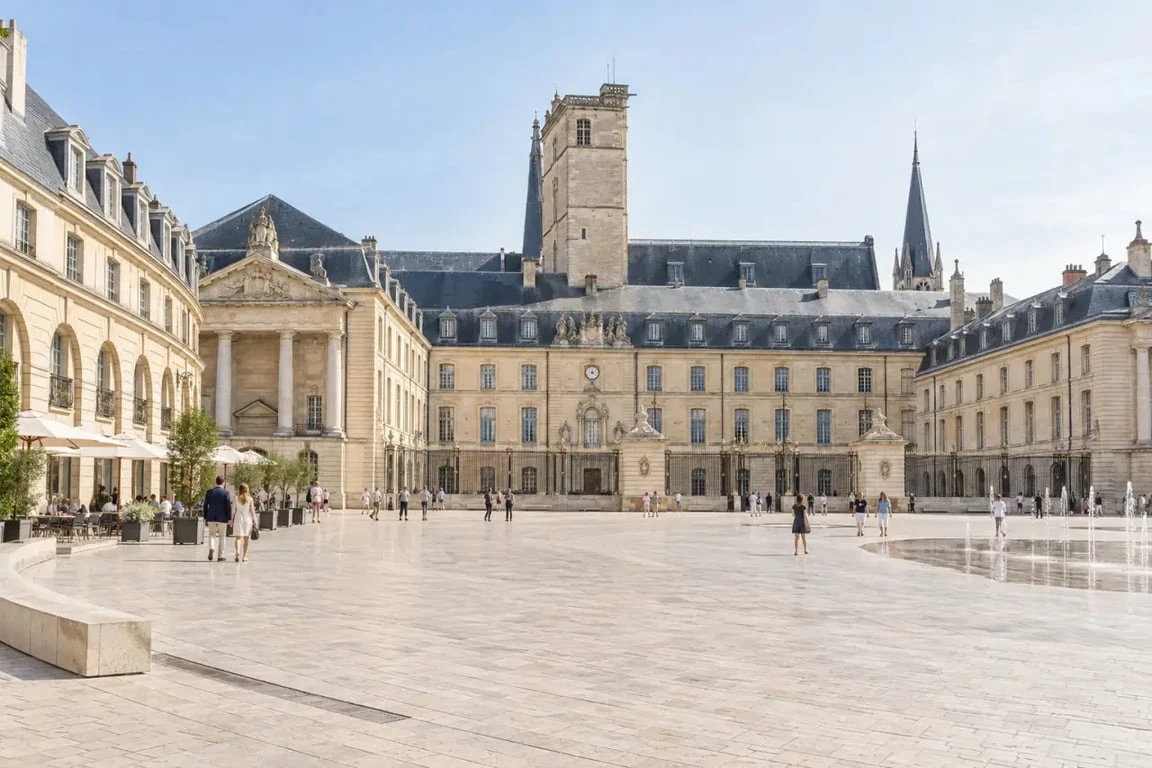 Que peut-on visiter à Dijon : la place de la Libération et le Palais des Ducs